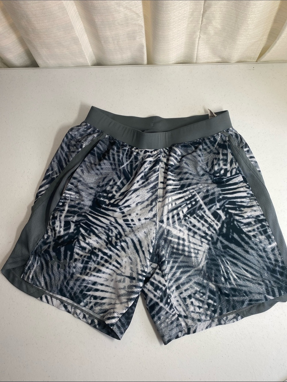Under Armour Men's Gray and Black Palm-Print Athletic Shorts